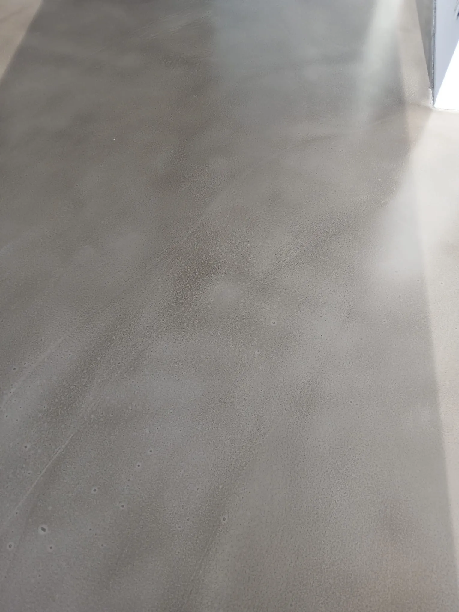 Nahaufnahme einer mineralischen Spachteloberfläche