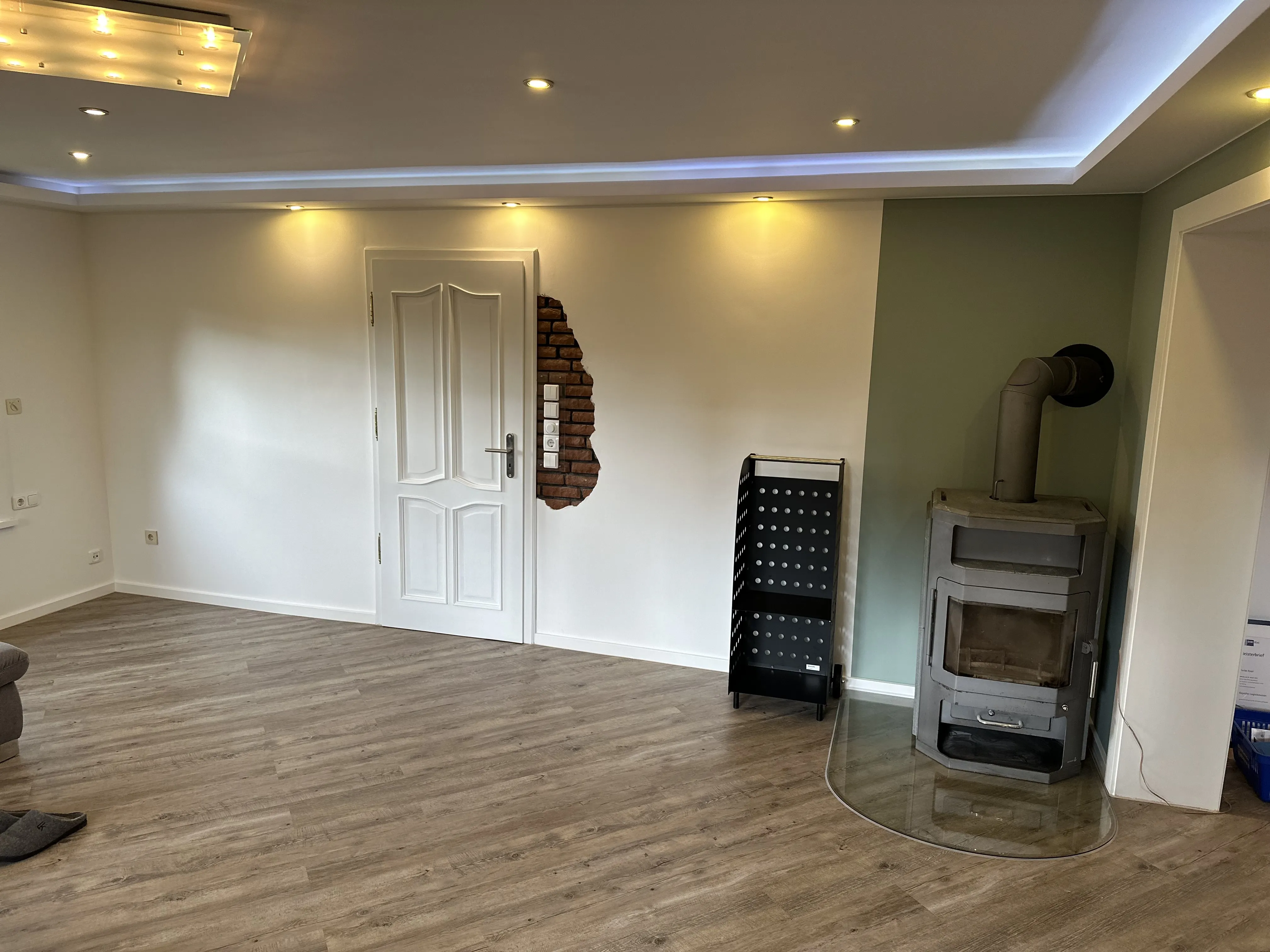 Renovierter Wohnraum mit Farbgestaltung