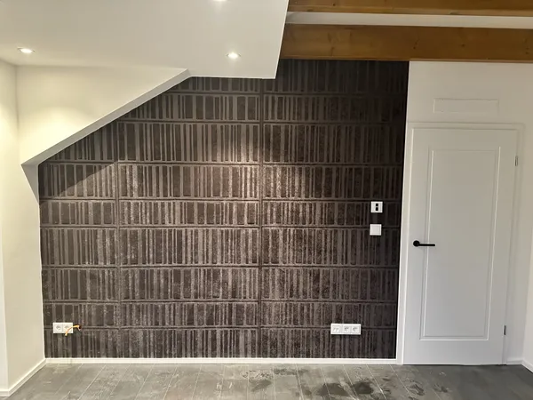 Strukturierte Wandgestaltung unter Dachschräge