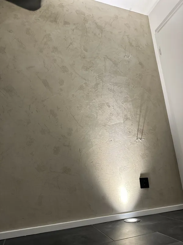 Kalkspachtelung mit Akzentbeleuchtung